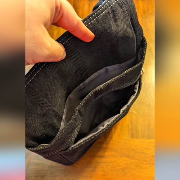 EUC Thirty One - Multi Pocket Crossbody - Picture 4 of 7